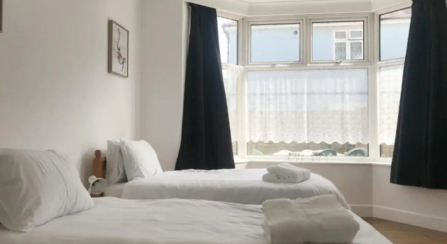 Апартаменты Cosy House Walking distance to Beach Free Parking