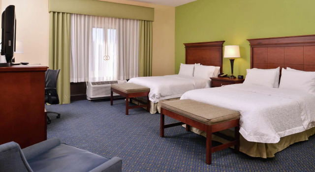 Четырёхместный номер Standard Hampton Inn Jackson-College Avenue