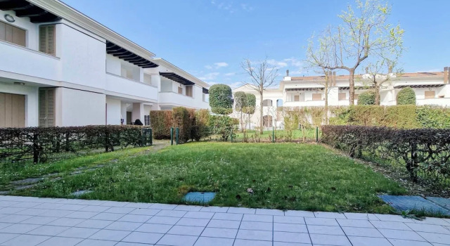 Lovely Apartment With two Fenced Garden, Забронировать Апартаменты/квартира Бибионе-Пинеда Венето, рядом с Долина Вальгранде