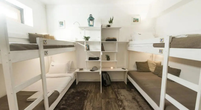 Кровать в общем номере Laneez Ericeira Surf House