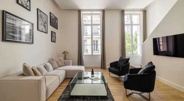 Апартаменты Luxury Renovated 4-room Apartment - rue Hoche - Bourgeois Building