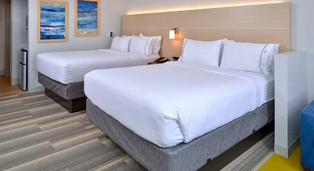Четырёхместный люкс Holiday Inn Express & Suites Farmington Hills - Detroit by IHG