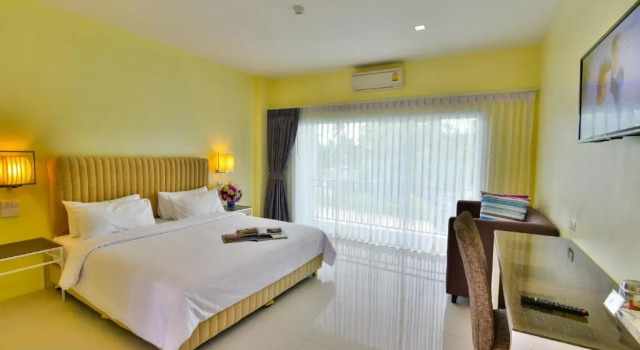 Двухместный номер Deluxe с видом на бассейн Southgate Residence Hotel - SHA Certified