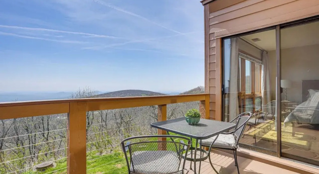 Апартаменты c 1 комнатой с балконом Pool Access: Scenic Condo in Wintergreen Resort!