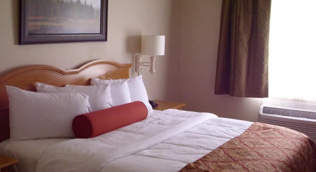 Четырёхместный номер Deluxe Savanna Inn & Suites