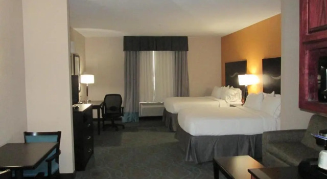 Четырёхместный номер Deluxe Holiday Inn Express Hotel and Suites Fort Stockton by IHG