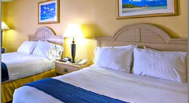 Четырёхместный номер Standard с видом на бассейн The Inn at Boynton Beach