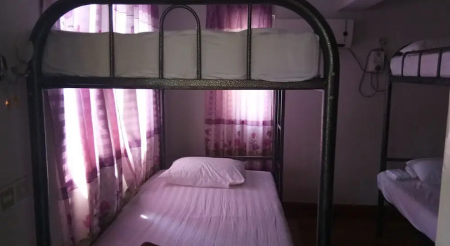 Кровать в общем номере с видом на сад Lux Pillow Hostel