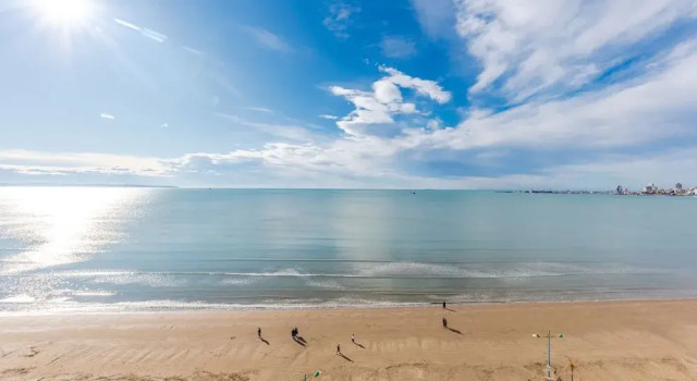 Studio With Amazing Sea View and Beach Access Durr s, Rezerwuj Apartament Hotele w Durres County z parkingiem, Parking