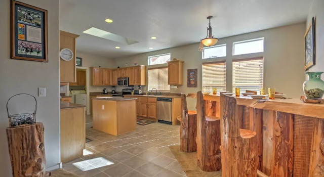 Beautiful Kanab Home w/ Yard - Walk to Restaurants, Book Feriehus Sommerhuse i Kane County, Hytte