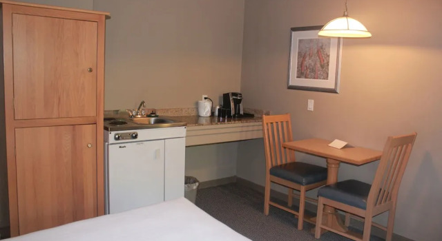 Четырёхместный номер Standard с видом на окрестности Hilltop Inn - Salmon Arm