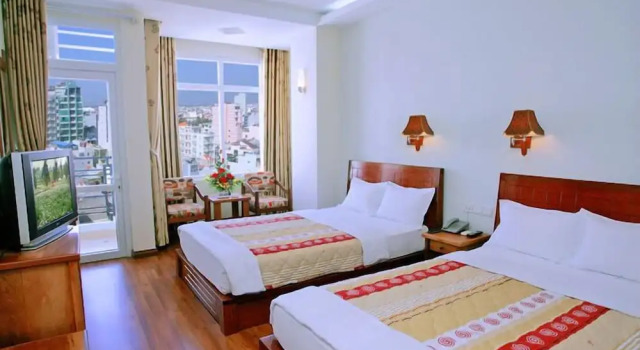 Шестиместный семейный номер Standard с балконом и с видом на город Golden Sea Hotel