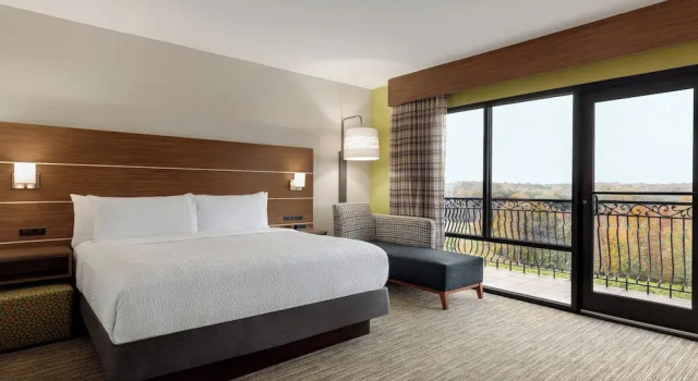 Люкс c 1 комнатой Holiday Inn Express & Suites Lexington North West-The Vineyard by IHG