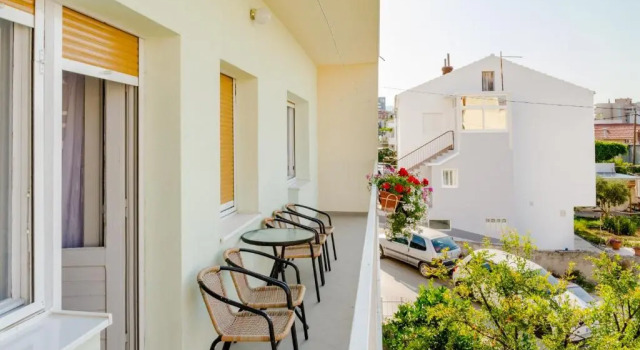 Апартаменты с 3 комнатами с балконом и с видом на сад Apartment Marko
