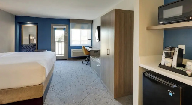Номер Standard с балконом Holiday Inn Express Hotel & Suites Branson 76 Central by IHG