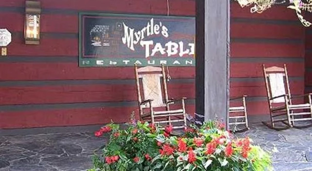 Great Smokies Inn - Cherokee, Забронировать Отель Чероки Аппалачи, рядом с Золотодобывающая и рубиновая шахта Smokey Mountain