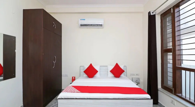 OYO 15736 Little Residency, Забронировать Отель Гургаон 