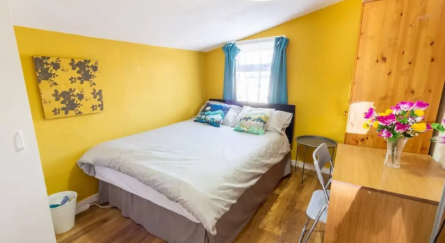 Authentic London - Four Bedroom Victorian House