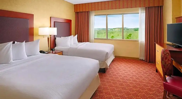 Шестиместный люкс для гостей с ограниченными возможностями Отель Embassy Suites by Hilton Charlotte Concord Golf Resort & Spa