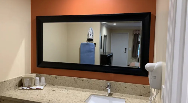 Номер Deluxe Ontario Inn & Suites