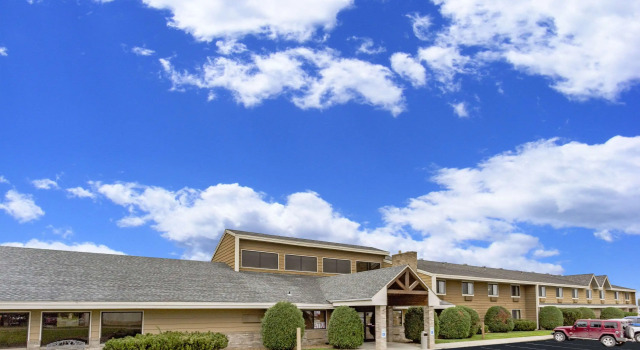 AmericInn by Wyndham Dickinson, Забронировать Отель Дикинсон Theodore Roosevelt National Park, рядом с Центр им. Теодора Рузвельта в университете Дикинсона