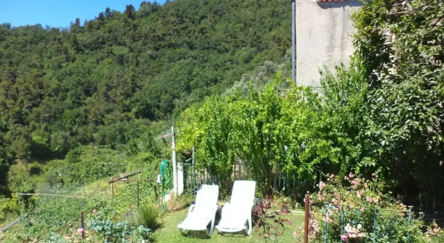 Коттедж Small House in the Hills for Beautiful Walks Near the Sea