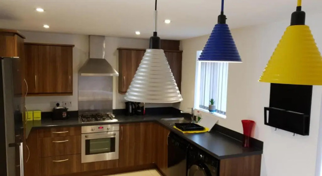 Коттедж Spacious Contractor House for Large Groups - Private Parking by Liverpool Short Stay