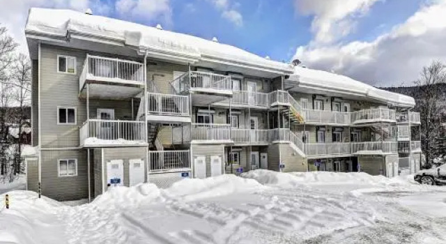 Chalet 33 Chemin du Hameau 203, Book Chalet Hoteller i Stoneham med parkering, nær Stoneham Golf Club, Parkering