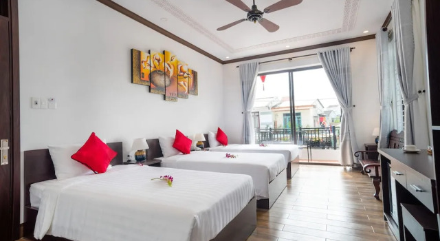 Трёхместный номер Standard с балконом и с видом на бассейн Vinci Villa Hoi An
