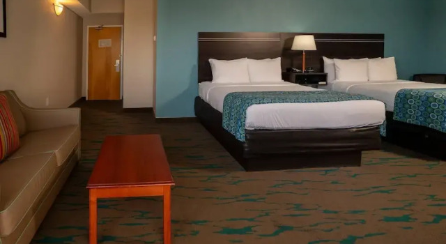 Люкс с балконом Gateway Hotel & Suites Ocean City, an Ascend Collection Hotel