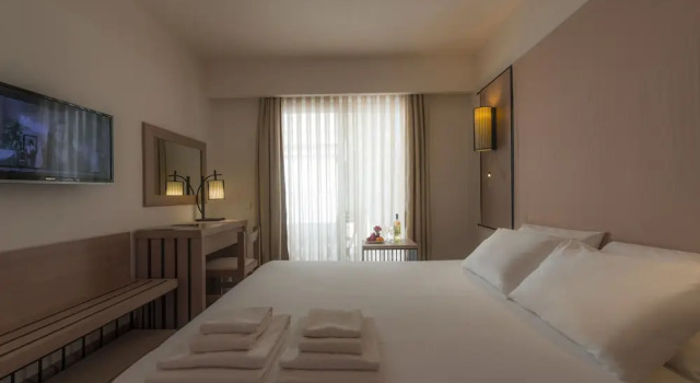 Двухместный номер Standard с балконом LIV Hotel by Bellazure