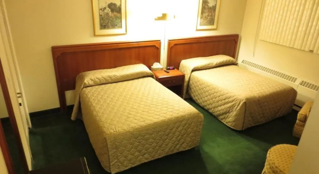Canadiana Motel, Boek Motel  