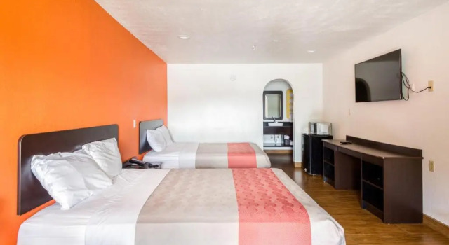 Четырёхместный номер Premium Motel 6 Denham Springs, LA