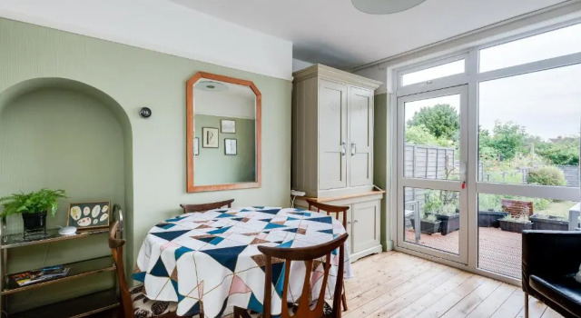 Коттедж с 3 комнатами Cheerfull 3-bedroom Home With Parking Garden