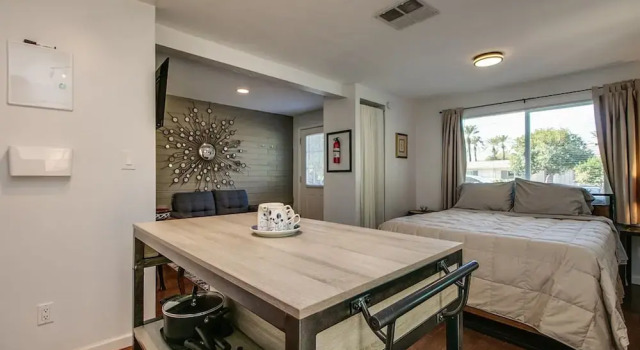 Charming Mid Town Guest House W/private Patio!, Забронировать Гостевой дом Финикс 