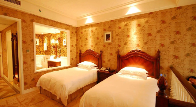 Четырёхместный люкс Hangzhou The First World Hotel