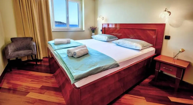 Seafront Apartment For4, Prenota Appartamento Vis 