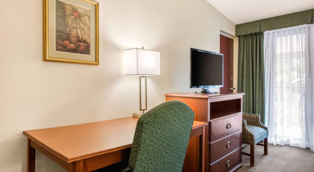 Четырёхместный номер Standard Quality Inn & Suites Tarpon Springs South