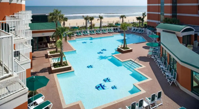 Четырёхместный номер Standard с видом на бассейн Holiday Inn & Suites Virginia Beach - North Beach by IHG