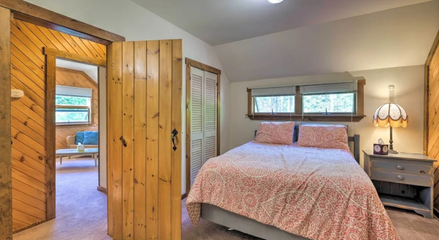 Коттедж с 3 комнатами с балконом Boothbay Harbor Cabin w/ Spacious Deck & Yard!