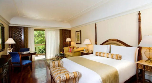 Номер Deluxe с балконом и с видом на бассейн The Leela Palace Bengaluru