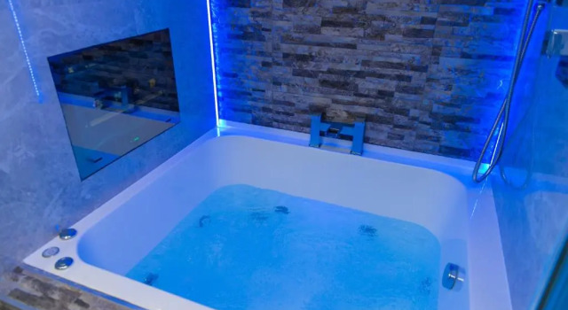 Апартаменты Deluxe Aphrodite Suites Huddersfield