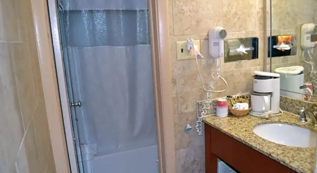 Люкс Ramada by Wyndham State College Hotel & Conference Center