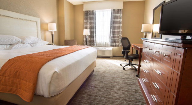 Номер Deluxe Drury Inn & Suites Cincinnati Sharonville