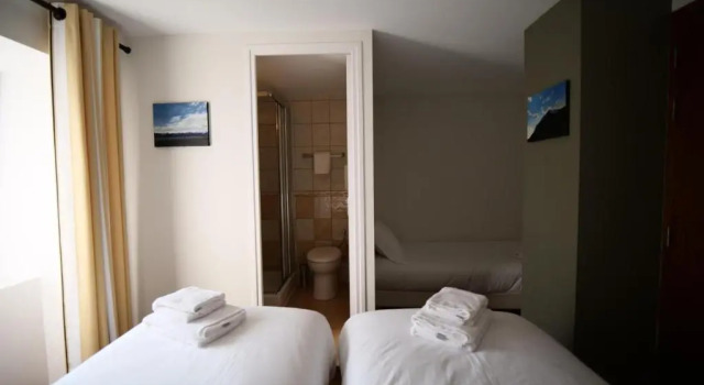 Трёхместный номер Standard Hôtel Restaurant Trabenia