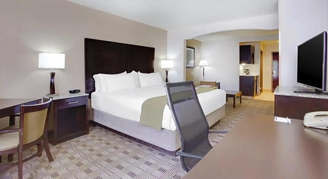 Номер Premium Holiday Inn Express Hotel & Suites Mebane by IHG