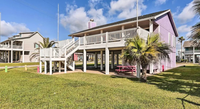 Коттедж с 3 комнатами с балконом Walk to Ocean: Coastal Home in Crystal Beach!