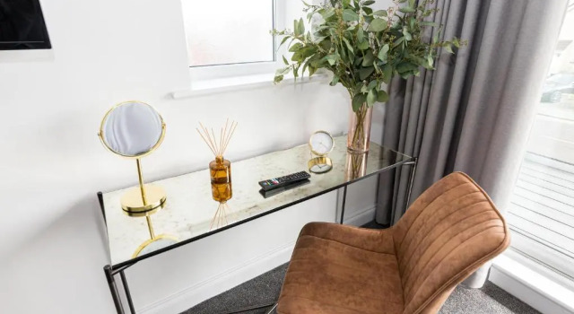 BOURNECOAST - STYLISH FLAT with SEA GLIMPSES - FM8406, Book Hotel Bournemouth Dorset