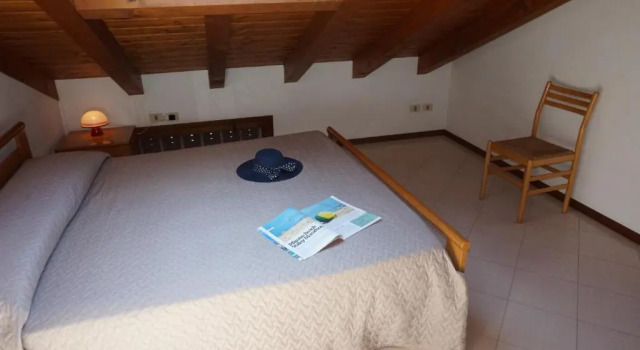 Three-room Attic Apartment Very Nice Near the Centre of Lignano Sabbiadoro, Book Lejlighed Hoteller i Friuli Venezia Giulia med parkering, Parkering