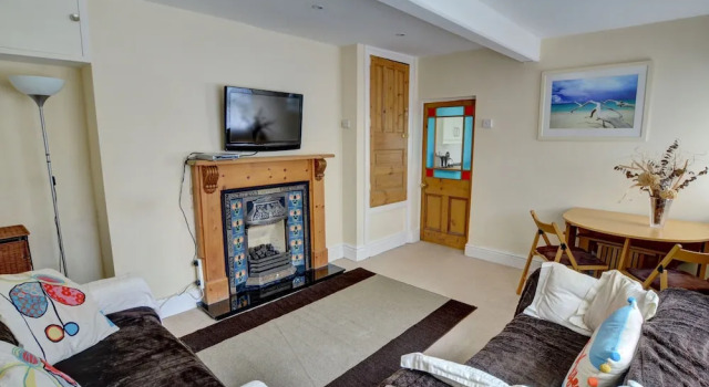 Ideally Located Holiday Home near Cardiff, Book Hotel Taffs Well Glamorgan